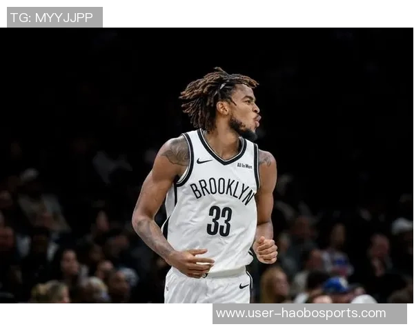 克拉克斯顿内线表现抢眼15分钟内高效拿下11分并抢8篮板